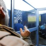 Los más forofos no se arriesgaron a salir a fumar por perderse el gol; otros pudieron ver el partido desde la calle y con un pitillo