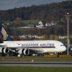 Un avión Airbus A-380 de Singapore Airlines permanece en tierra en el aeropuerto de Zurich, Suiza, mientras revisan su motor