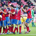 Los jugadores españoles celebran la señalización del penalti que después Mata convirtió en el tercer gol del partido