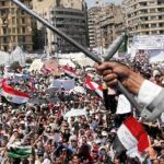 Decenas de miles de personas tomaron ayer la céntrica plaza cairota, a pesar del calor