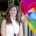 Comprando flores y atendiendo a LA RAZÓN. Así concluyó el último día de trabajo de Alicia Sánchez-Camacho antes de las vacaciones