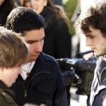 Varios amigos de Álvaro Ussía, el joven que perdió la vida tras ser golpeado presuntamente por tres porteros de la discoteca Balcón de Rosales, en Madrid.