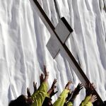 Los brasileños, recibiendo la cruz de la JMJ