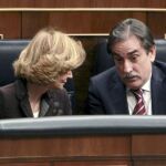 La vicepresidenta segunda del Gobierno y ministra de Economía y Hacienda, Elena Salgado, conversa con el ministro de Trabajo, Valeriano Gómez