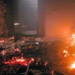 Una casa quemándose en Al Qawashi