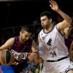 El escolta del Regal FC Barcelona Juan Carlos Navarro (i) avanza con el balón ante el alero griego del Bizkaia Bilbao Basket Kostas Vasileiadis, durante el primer partido de la final de la Liga ACB