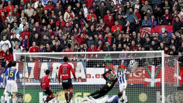 El centrocampista iraní del Osasuna Javad Nekounam (2i) marca el primer gol de su equipo durante el partido correspondiente a la vigésimo cuarta jornada del Campeonato Nacional de Liga de Primera División.