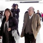 Fèlix Millet, ayer, junto a su abogada, antes de negarse a declarar ante el juez por el expolio millonario del Palau