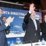 Arriba, Herrera junto al vicepresidente del Senado, Juan José Lucas, el secretario regional del PP, Alfonso Fernández Mañueco y el presidente del PP de Ávila, Antolín Sanz.