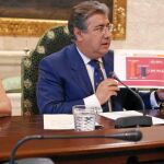 Juan Ignacio Zoido, flanqueado por Asunción Fley y Francisco Pérez, en la sala de Gobierno