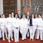 El presidente Camps y el ex diputado, Miquel Roca, con las galardonadas