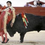 El extremeño firma una espaldina, ayer, en el coso de Colmenar