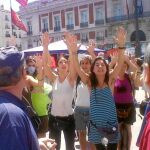 SIN CORTARSE UN PELO. Las feministas rodearon el perímetro de la acampada antiabortista con un círculo de polvo rojo y los increparon