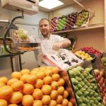 José Manuel Moreno, propietario de una de las seis fruterías, daba ayer los últimos retoques a su puesto