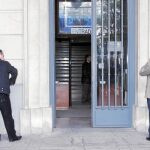 Del Castillo y el letrado del presunto asesino de su hija, a una distancia prudencial