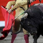 El diestro Daniel Luque da un pase a su segundo toro durante la tercera corrida de abono de la Semana Grande de Bilbao/EFE