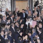 Al Asad, a la entrada al Parlamento sirio donde pronunció su discurso