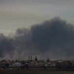 Gadafi amenaza a la comunidad occidental y ataca varias ciudades
