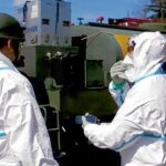 Miembros de las Fuerzas de Defensa japonesas se dispone a rociar con agua de mar el reactor 3, ayer, en la central de Fukushima Dai-ichi