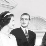 En el despacho oval: Los Príncipes, acompañados del embajador Antonio Garrigues, charlan con John F. Kennedy