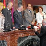 Fernández-Delgado, Garre, Celdrán, Sánchez y Rosique, que componen la nueva Mesa, escuchan atentos el juramento de Valcárcel
