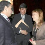 La ministra de Sanidad, Leire Pajín, conversa con los exministros Eduardo Zaplana y Manuel Pimentel
