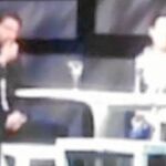 Félix Gómez se fuma un cigarro en un momento de la obra.