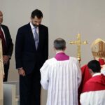 El Papa oficia una misa ante miles de fieles en la plaza del Obradoiro