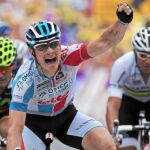 Greipel levanta el brazo victorioso con Rojas y Hushovd al fondo
