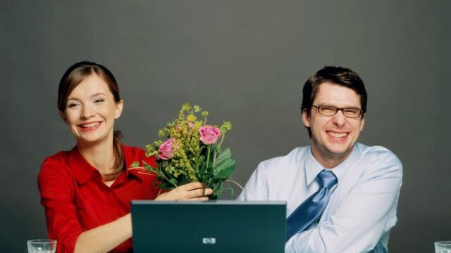 Dos personas sonriendo a cámara