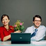 Dos personas sonriendo a cámara