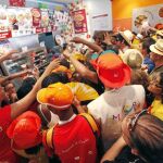 Los restaurantes estaban abarrotados de jóvenes que pedían el «menú peregrino»