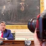 El alcalde, Juan Ignacio Zoido, ayer, durante la presentación de las medidas de ahorro