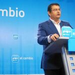 El secretario general del PP-A, Antonio Sanz, ayer, en la sede regional de su partido
