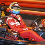 El asturiano se enfrentó a varios periodistas en una carrera de kart partiendo en último lugar. Dio toda una lección de conducción