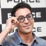 Silvestre bromeó ayer con unas gafas de carnaval durante la rueda de prensa
