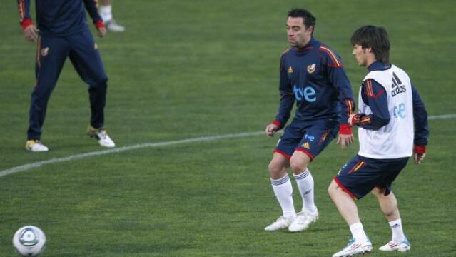 Xavi y Silva, en el primer entrenamiento de la selección en Las Rozas