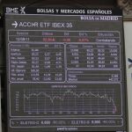 El panel de la Bolsa de Madrid muestra la evolución del ÍBEX 35 en la sesión de hoy