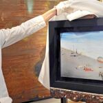 Un empleado de la Fundación Dalí en el momento de descubrir la nueva adquisición del centro
