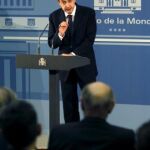 Zapatero utiliza el 23-F para no responder a Rajoy