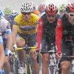 Contador, a la derecha de la imagen, rodaba muy cerca del líder de la ronda francesa, Hushovd, cuando el pelotón sufrió el aguacero