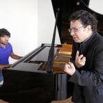 Papeles cambiados. El cantaor Arcángel, al piano, mientras el autor, Sotelo, se arranca a cantar