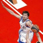 Sergio Llull se esfuerza para taponar un lanzamiento de Rafa Martínez