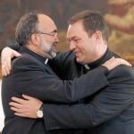 El arzobispo de Oviedo, Jesús Sanz (a la izquierda), felicita a Berzosa, que fue su obispo auxiliar y, en sus palabras, un «excelente copiloto»