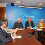 El Comité Electoral Regional del Partido Popular, encabezado por Sánchez Carrillo (segundo por la derecha), durante la reunión que mantuvieron ayer en la sede de la formación