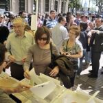 Ciudadanos votando en el referéndum