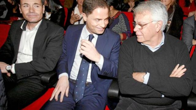Felipe González charla ayer con Borja Cabezón ante un Gómez cariacontecido