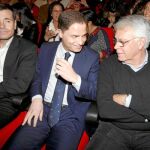 Felipe González charla ayer con Borja Cabezón ante un Gómez cariacontecido