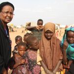 AshA nació en Somalia, pero desde hace más de veinte años, desde antes del desastre, vive en España. Ahora ha vuelto al campo de Dadaab para ayudar