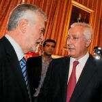 José Antonio Griñán y Javier Arenas charlan tras la toma de posesión de Juan Ignacio Zoido, ayer en Sevilla